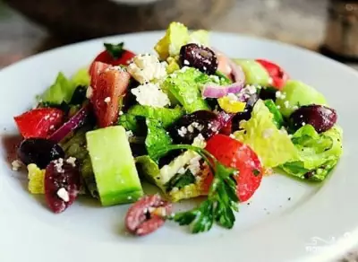 Греческий салат с базиликом фото
