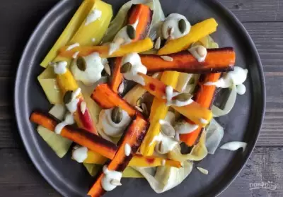 Салат из моркови и лука-порей фото