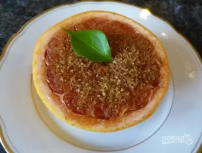 Запеченный грейпфрут с корицей и коричневым сахаром