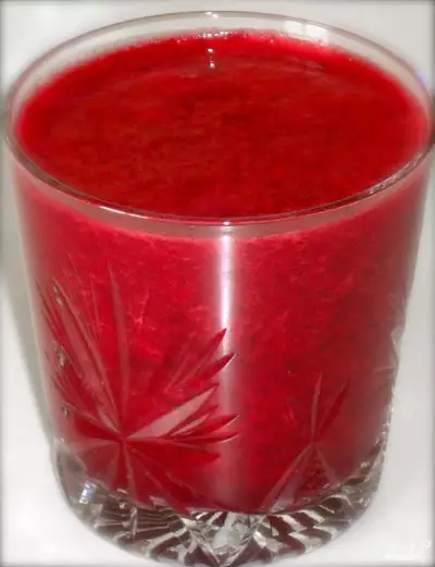 Витаминный напиток из свеклы красного апельсина и клубники