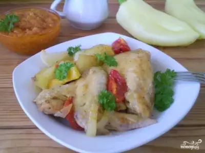 Курица, запеченная с картофелем и овощами