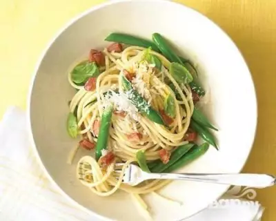 Спагетти с беконом зеленой фасолью и базиликом