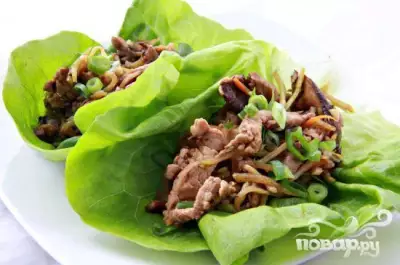 Азиатский салат со свининой и грибами
