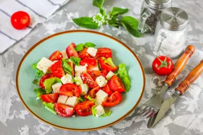 Салат с базиликом и помидорами фото