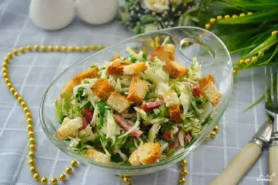 Салат с салями и сухариками фото