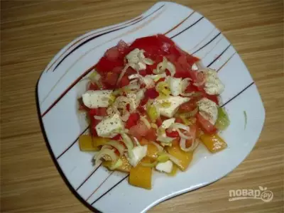 Салат из манго, томатов и моцареллы фото