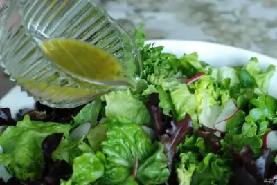 Весенний салат с французской заправкой фото