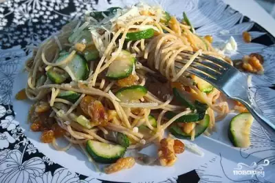 Спагетти с цуккини грецкими орехами и изюмом