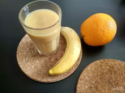 Смузи из банана, апельсина и яблока