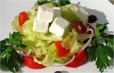Греческий салат с адыгейским сыром фото