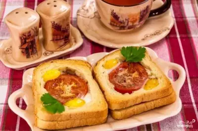 Горячие бутерброды с окороком, помидорами и яйцами