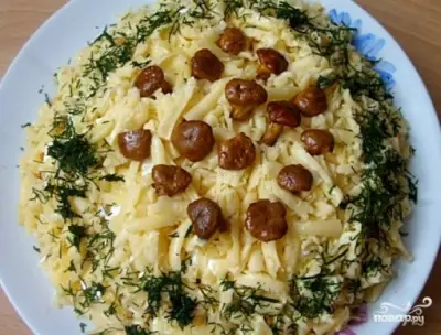 Салат с лисичками и сыром