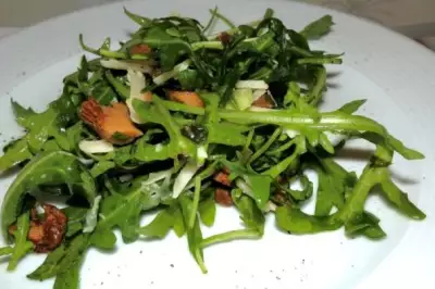 Салат с лисичками и зеленью
