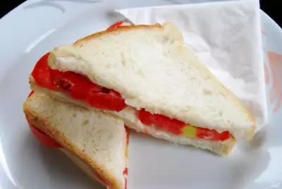 Бутерброд с помидорами фото