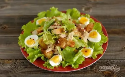 Салат "Цезарь" с курицей и перепелиными яйцами