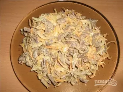 Салат из куриных сердечек с грибами и морковью