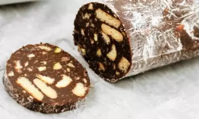 Шоколадная колбаска из печенья и какао фото