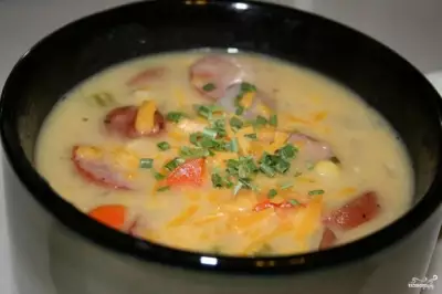 Сырный суп с копченой колбасой