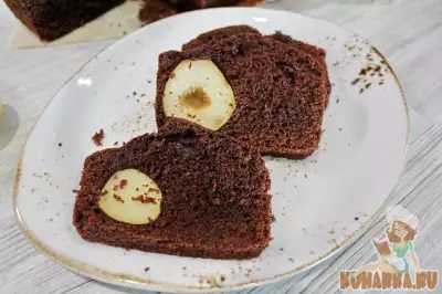 Шоколадный кекс с грушами.