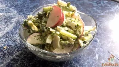 Весенний салат с редиской и черемшой