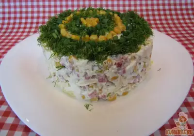 Салат с копченой колбасой и кукурузой