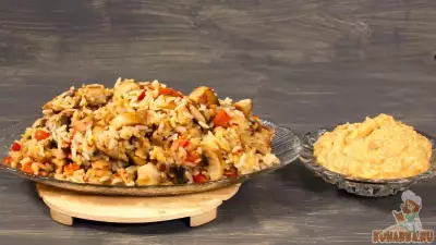 Манговый соус и блюдо с ним: рис с овощами и карбонадом
