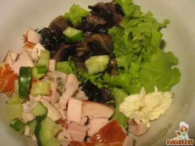 Салат овощной с грибами и копченой куриной грудкой