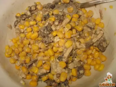 Салат яичный с грибами и кукурузой