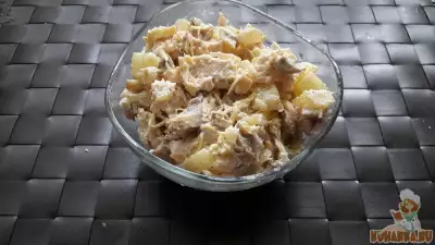 Салат с курицей грибами и ананасом