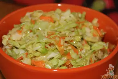 Салат из молодой капусты с морковью "Весенний"