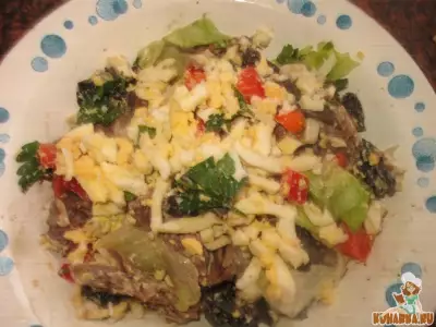 Салат яичный с говядиной, грибами и овощами