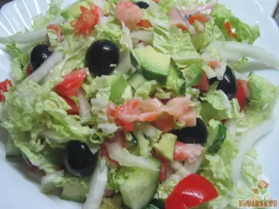 Греческий салат с семгой и авокадо