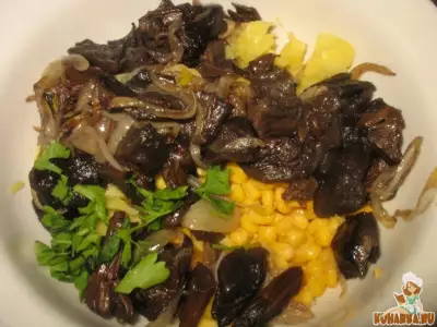 Салат картофельный с сушеными грибами, жареным луком и кукурузой