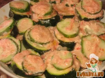 Кабачки обжаренные со свежими огурцами и чесночно овощным соусом