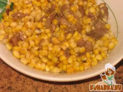 Пряный салат из кукурузы с мясом
