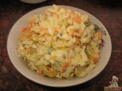 Салат из маринованного кальмара с маринованными огурцами, яйцами и обжаренными овощами