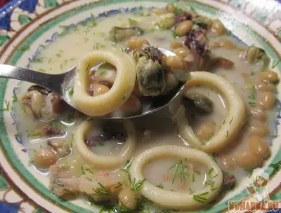 Суп с морским коктейлем и фасолью