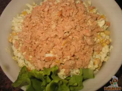 Салат яичный с рыбой, кукурузой, горчицей и зеленью