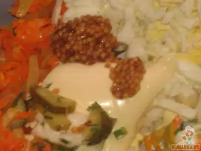 Яичный салат с маринованными огурчиками жареными беконом и овощами