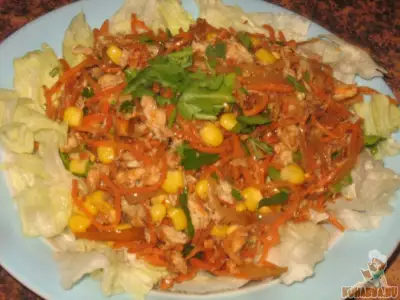 Салат с запеченным мясом, кукурузой и обжаренными луком с морковью
