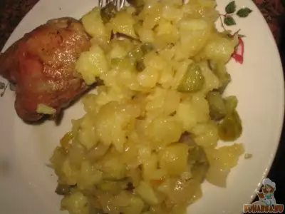 Картошка пожаренная с луком и солеными огурцами