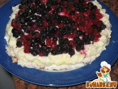 Торт творожный с безе, арахисом и ягодами