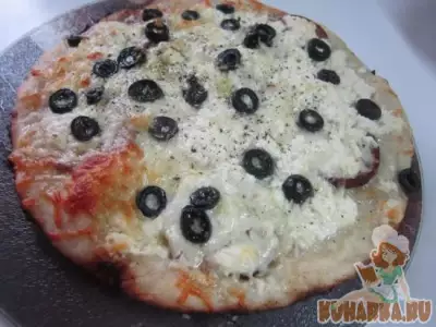 Вкусная пицца с чесноком и двумя сырами
