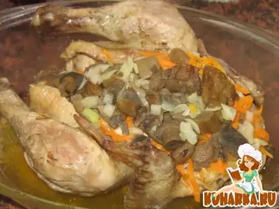 Курица, запеченная с морковью и грибами