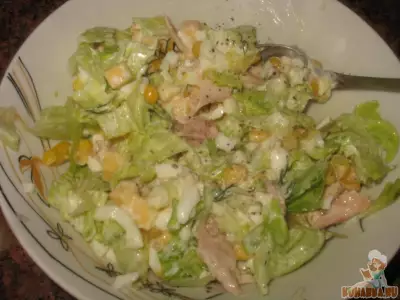 Салат с кукурузой, курицей, яйцом, сыром и салатом «Айсберг»