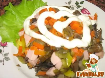 Салат из овощей с грибами и колбасой