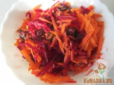 Салат из свежей моркови, свеклы и чернослива