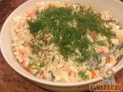 Салат рисовый с крабовыми палочками яйцами морковью маслинами и помидором