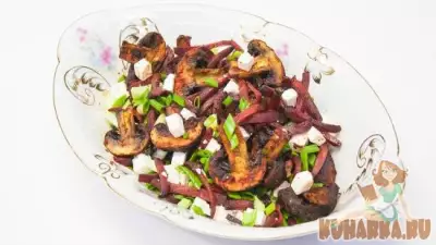 Горячий салат с грибами, свеклой и Фета