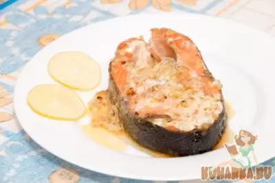 Жареный стейк из лосося со сметанным соусом